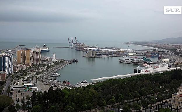 Vídeo | Los barcos del puerto de Málaga hacen sonar sus sirenas en agradecimiento a los sanitarios